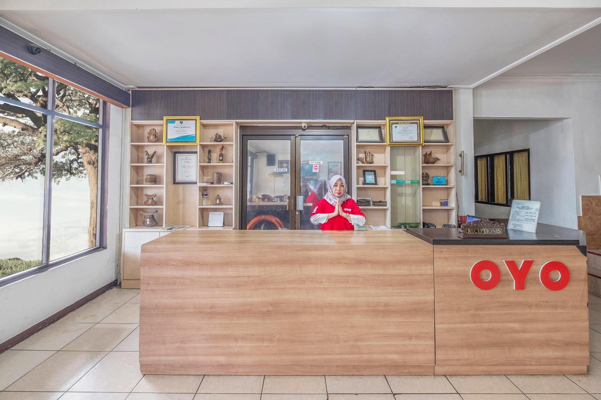 Super Oyo 2704 Hotel Transit 2 Mandai Εξωτερικό φωτογραφία